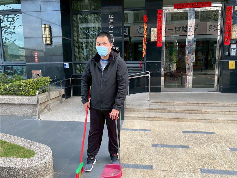 張茗富的小兒子因病去世,大兒子則是重度自閉症,張茗富深知,給魚不如給竿,決定創業幫助更多和大兒子一樣的弱勢族群。(圖/受訪者提供)