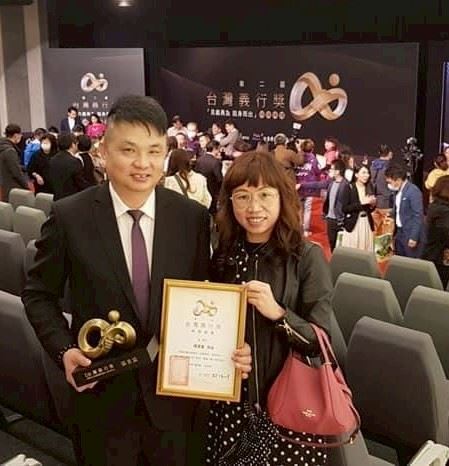 張茗富和太太堅信「有量才是有福」,希望能替政府照顧更多被社會遺忘、且需要的人。(圖/受訪者提供)