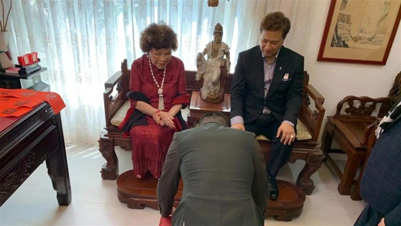 周遊曝乾兒子缺席壽宴　上台祝壽環節喊卡