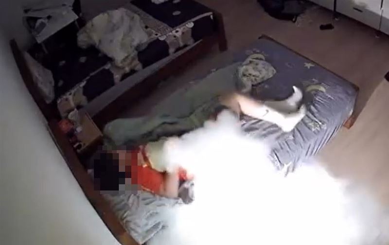 行動電源自燃,房間瞬間煙霧彌漫,小孩在床上熟睡絲毫沒有察覺。(圖/翻攝自Threads @huang_zhi_chi)