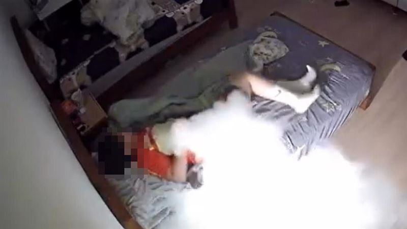 行動電源充電半夜突自燃　起火驚悚畫面曝