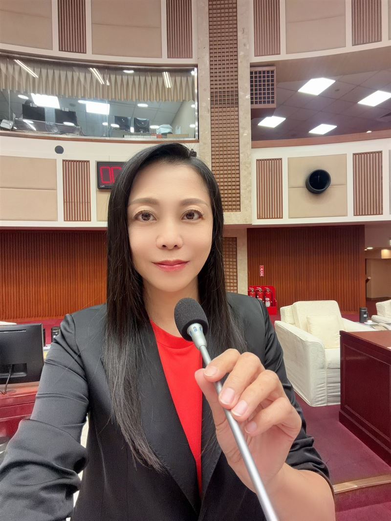 闕枚莎呼籲客委會把握中央客委會放寬「伯公照護站」申請資格的機會，立即啟動跨局處盤點及輔導機制，積極爭取中央資源。（圖／闕枚莎辦公室提供）