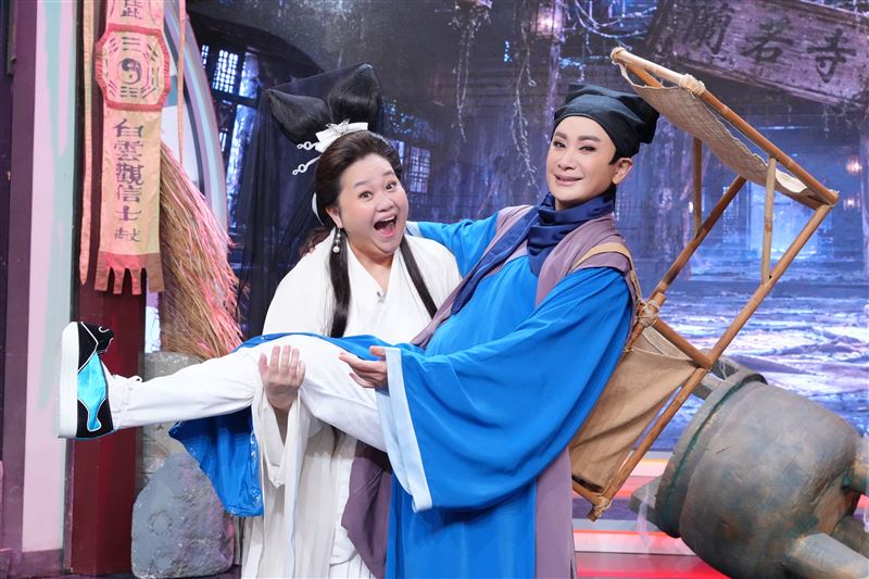 鍾欣凌(左)飾演「重量級」的聶小倩,欲吸取帥書生陳亞蘭(右)的陽氣。(圖/華視提供)