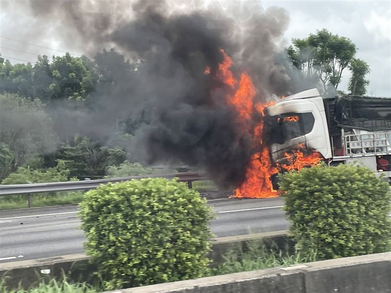 國1台南仁德交流道附近發生火燒車事故,大貨車車頭燒成火球。(圖/翻攝畫面)