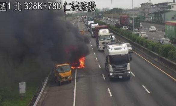 國1台南仁德交流道附近發生火燒車事故,大貨車車頭燒成火球。(圖/高速公路1968)