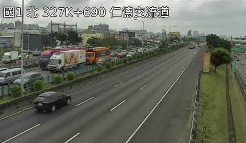 國1台南仁德交流道附近發生火燒車事故,造成車流回堵。(圖/高速公路1968)