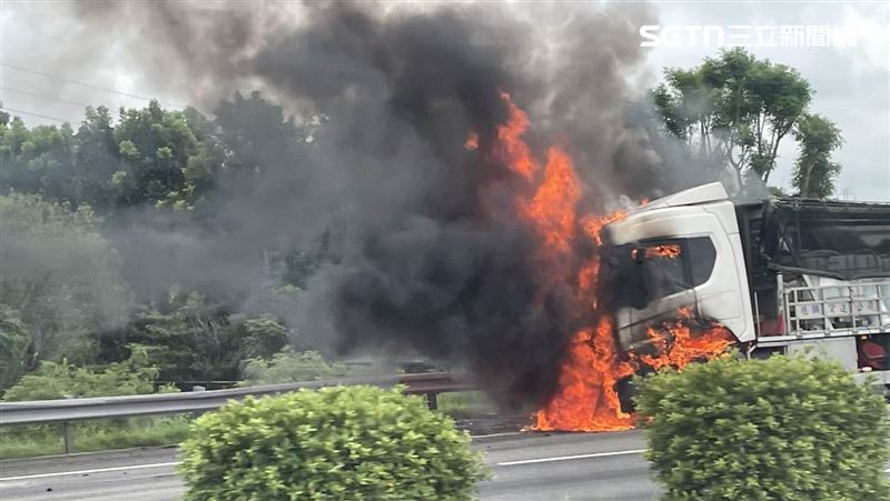 新／國1仁德火燒車！大貨車狂燒畫面曝光