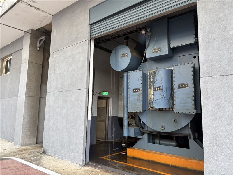 謝男修理鐵捲門時觸電倒地命危送醫。(圖/翻攝畫面)