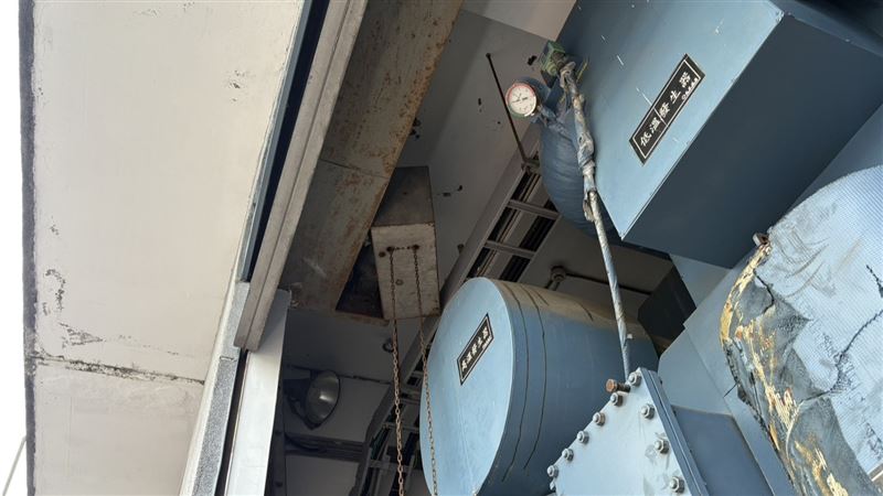 新／修理工廠鐵捲門觸電　男命危送醫搶救