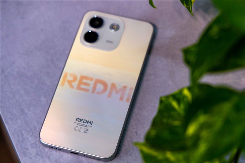 REDMI Note 17 Pro Max 5G於曜變橙配色導入獨特的光致變色背蓋設計,在陽光照射下可由雲朵白轉變為溫暖的粉橘色,讓機身隨環境展現不同視覺效果