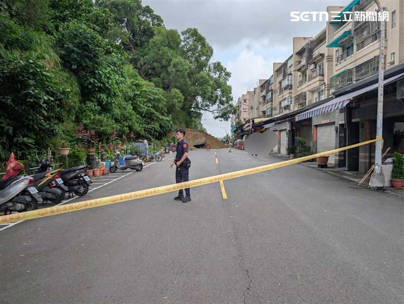 小港區松富街發生土石崩塌意外,員警到場拉封鎖線進行交通管制。(圖/翻攝畫面)