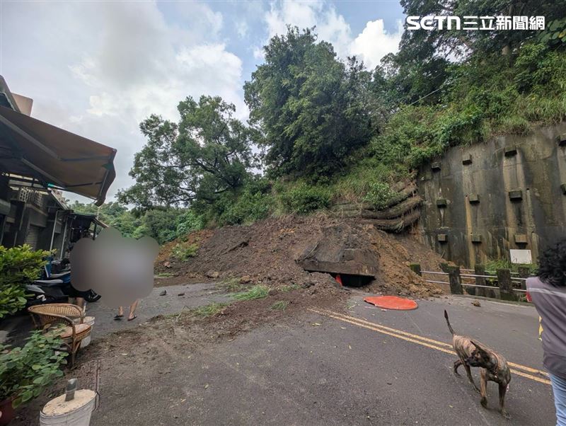 高雄小港區松富街發生土石崩落意外,大量土石沖垮擋土牆。(圖/翻攝畫面)
