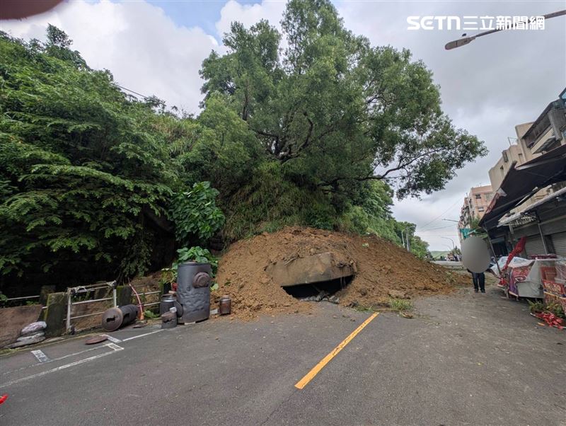 高雄小港區松富街發生土石崩落意外,大量土石沖垮擋土牆。(圖/翻攝畫面)