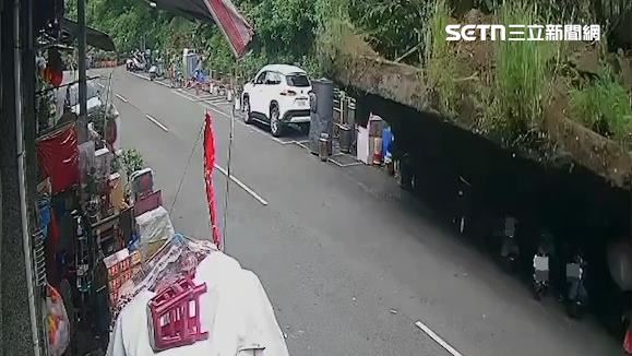 土石崩落前天晴無雨,擋土牆無預警被沖垮,幸好未造成人員傷亡。(圖/翻攝畫面)