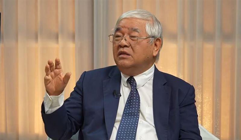 有「股市老先覺」之稱的資深分析師杜金龍透露,群創這支股票,自己約49元附近進場,後來也曾買在46元多,股價震盪下殺仍沒有賣出,現在就先「放著」,等待轉型題材發酵。(圖/翻攝自YouTube)