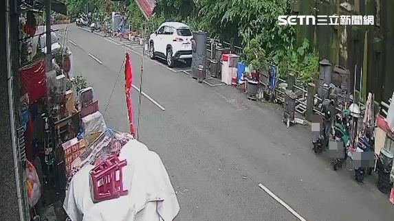 土石崩落前天晴無雨,擋土牆無預警被沖垮,幸好未造成人員傷亡。(圖/翻攝畫面)