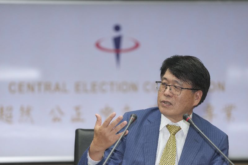 中選會28日召開委員會審議立法院函請中選會處理的3項公投案,主委游盈隆(圖)會後表示,廢除非核家園公投確定成案,至於鞭刑入法公投、交通罰鍰專用改善道安公投2提案因不符合公投法明定重大政策創制或複決規定,遭否決