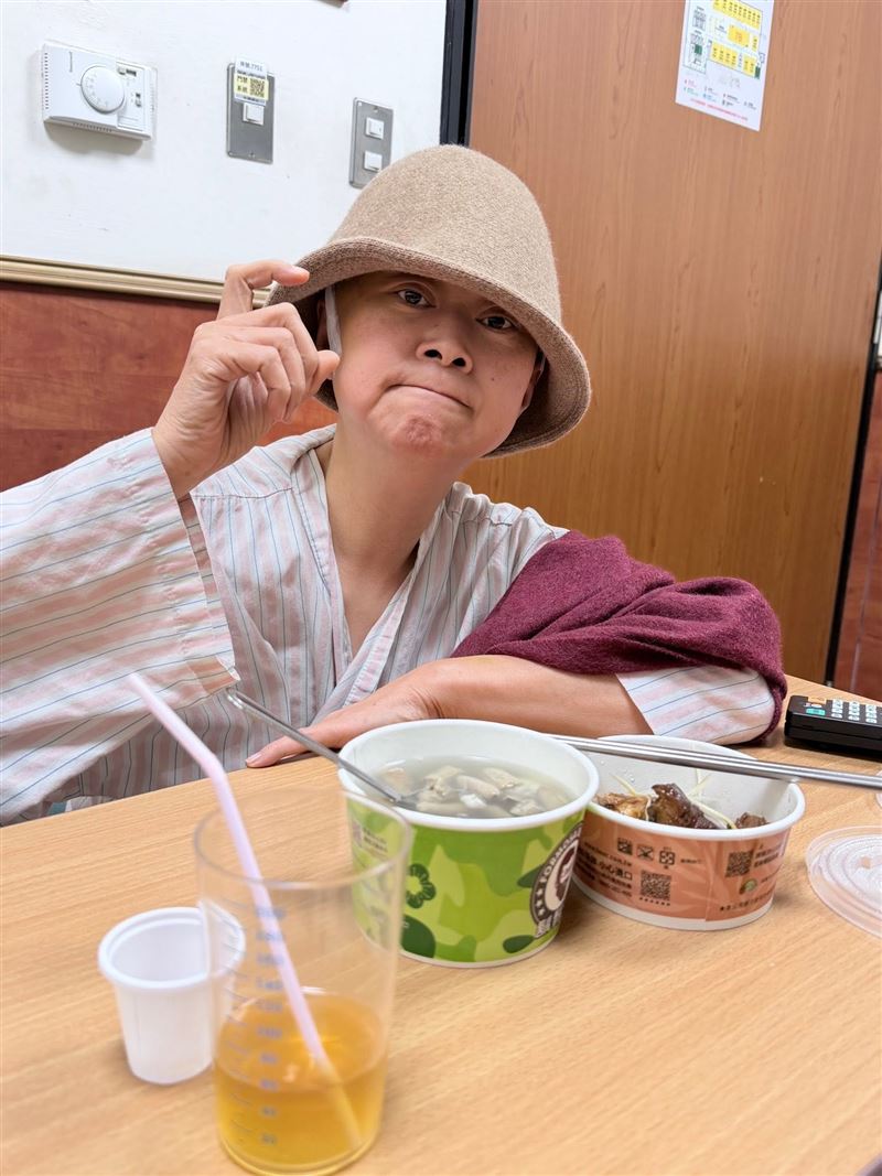 藝人王月去年11月因蜘蛛網膜下腔出血,緊急進行兩次開顱手術。(圖/翻攝自王月(月姐)臉書)