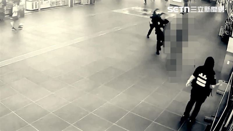 兩度大鬧台北車站　菲國男裸奔遭強制送醫