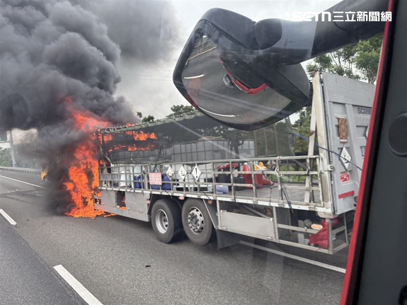 國1台南仁德路段發生追撞火燒車事故，大貨車車頭起火燃燒。（圖／翻攝畫面）