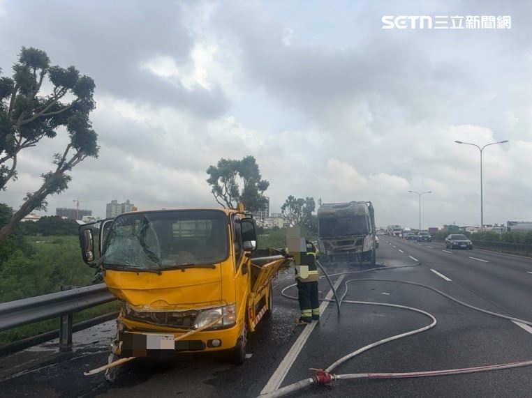 國1台南仁德路段發生追撞火燒車事故，工程車遭追撞，車內2人受傷送醫。（圖／翻攝畫面）