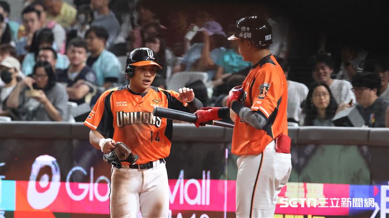 統一獅右外野手邱智呈靠陳傑憲的高飛犧牲打先馳得點。(圖/記者劉彥池攝影)