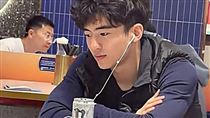 街頭遇謝霆鋒長子Lucas　網：年輕金城武