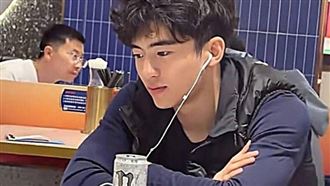 街頭遇謝霆鋒長子Lucas　網：年輕金城武
