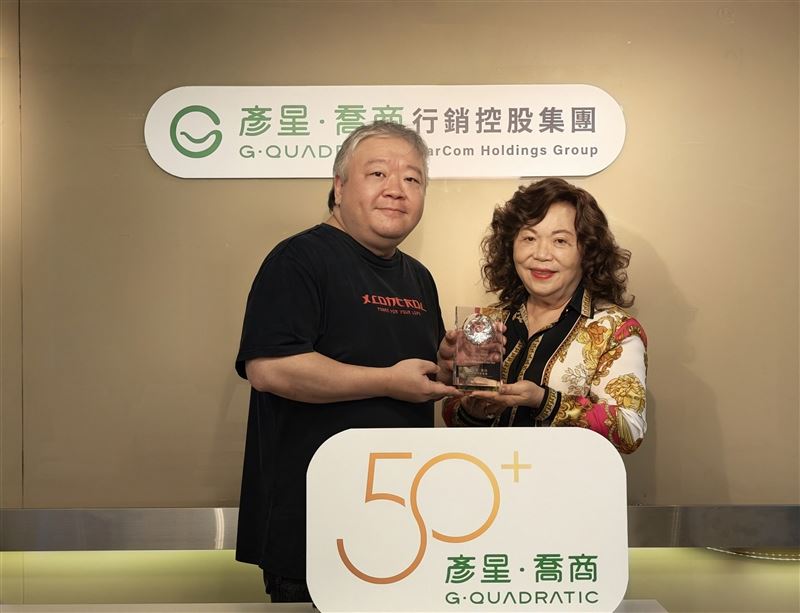彥星喬商行銷控股集團董事長劉安立(右)及總經理劉訓廷(左)。(圖/業者提供)