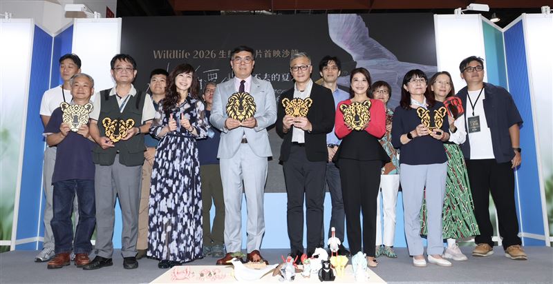 三立新聞部副總楊才蔚、環境部部長彭啓明、三立永續辦公室王若庭副執行長、製作人白心儀、立法委員林楚茵、公視基金會董事長胡元輝、海保署副署長李筱霞,與其三立製作團隊們共同合影。(圖/記者田俊彥攝影)