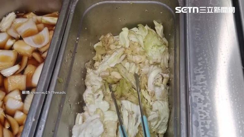 屏東連鎖韓式烤肉店餐檯提供的高麗菜葉遭民眾客訴發黃發爛。(圖/翻攝自Threads @shixinxu19)