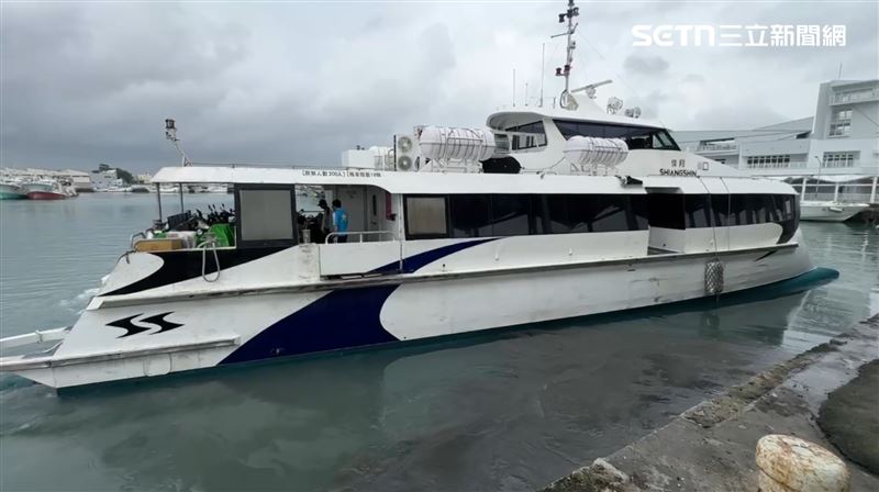 小琉球碼頭驚魂！女遊客蹲岸邊吐失足落海
