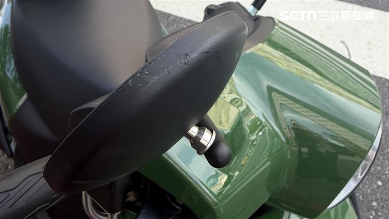 不滿被騎士踹車門　七旬運將怒衝下車決鬥