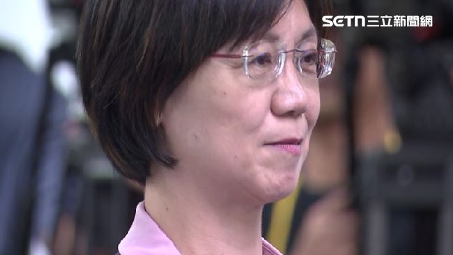翁曉玲被起底,剛進國會第一年的七月份委員會開會神隱,卻忙著下單買股票