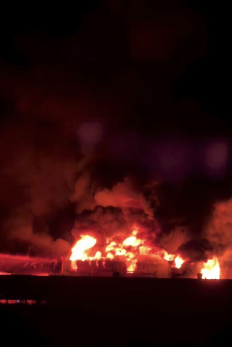屏東縣萬丹鄉汽車回收廠發生火警,熊熊大火照亮夜空,火勢驚人。(圖/議員洪宗麒提供)
