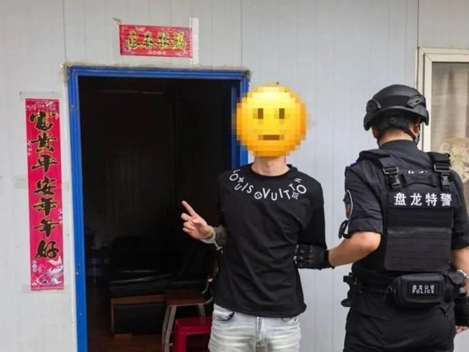 三名男子當場被武裝警察逮捕。(圖/翻攝自春城晚報)