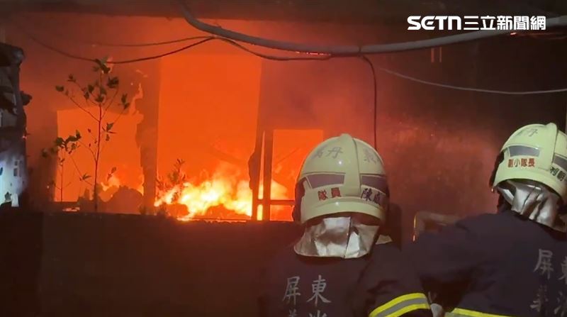 屏東縣萬丹鄉汽車回收廠發生火警,現場不斷傳出爆炸聲響,消防隊灌救中。(圖/翻攝畫面)