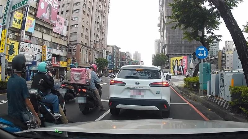 高雄一名外送員疑似在送餐途中將腳伸進保溫箱內摩擦,噁心畫面引發熱議。(圖/tim_yu622授權提供)