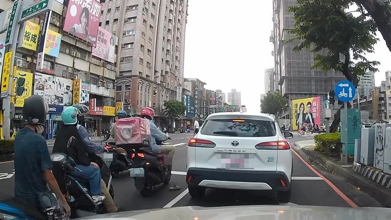 高雄一名外送員疑似在送餐途中將腳伸進保溫箱內摩擦,噁心畫面引發熱議。(圖/tim_yu622授權提供)