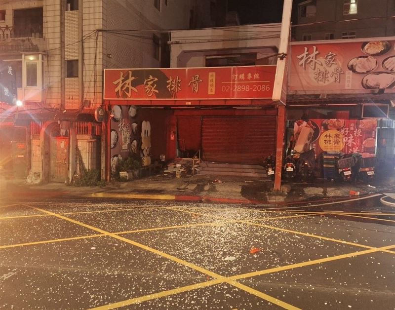 台北市北投區一家排骨店深夜發生氣爆意外,幸好未造成人員傷亡。(圖/翻攝畫面)