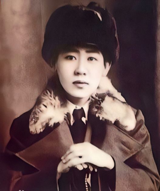 十四女顯玗,改名川島芳子並接受特務訓練,長大後參與九一八事變與偽滿洲國運作,成為關東軍的核心女諜,最終在1948年以漢奸罪被槍決。(圖/翻攝自百度百科)