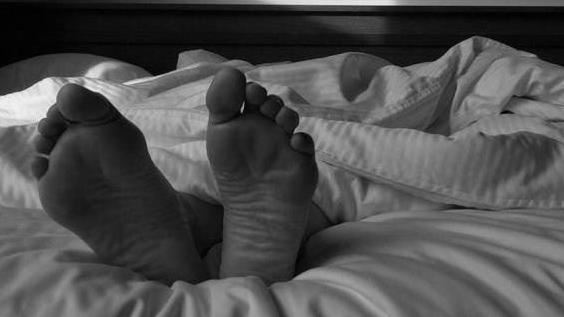 老婦伴亡夫遺體生活2個月　女兒急報警