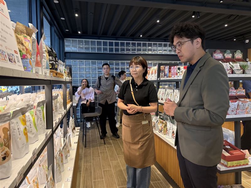 民進黨台北市長參選人沈伯洋默默自掏腰包支持庇護工場,下了10萬元的訂單,並交代「中秋節過後再慢慢出貨就可以」。(圖/翻攝自育成社福基金會-育成蕃薯藤餐廳臉書)