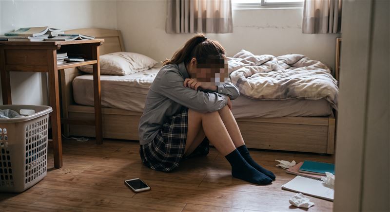 女高中生長期遭繼父侵犯，為了蒐證，傳訊息給同學跟生父表示，「再犧牲一次」。（示意圖／AI製圖）