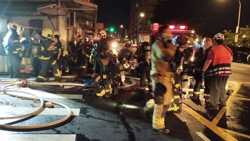 警消獲報到場,火勢於半小時左右撲滅。(圖/翻攝畫面)