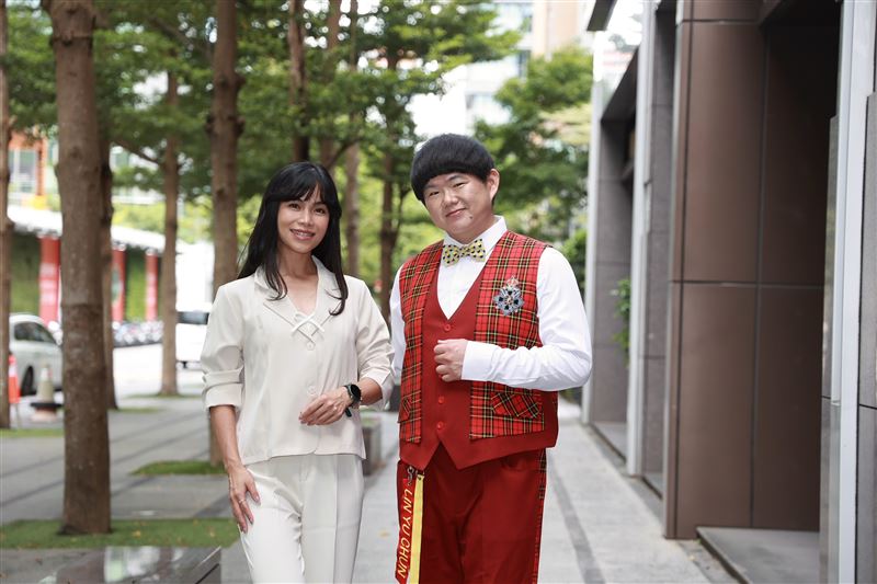 林育羣跟林芯儀合照。(圖/記者蔡維歆攝影)