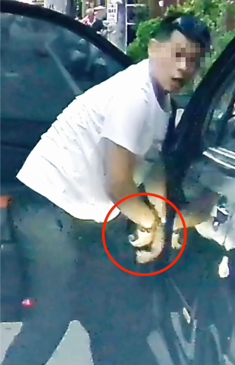楊姓男子遭按喇叭提醒後,竟拿出「槍枝」衝向王男叫囂(圖/民眾提供)