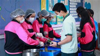 台中開學首週加碼雙主菜　中小學生吃雞腿
