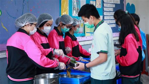 台中開學首週加碼雙主菜　中小學生吃雞腿