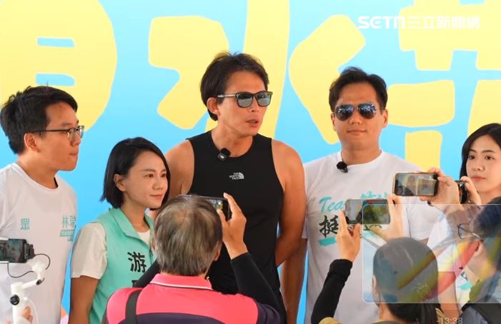 民眾黨主席黃國昌出席「夏日水花派對」竹北水樂園活動批評中選會「自己扮演起太上皇機關等於是公審會復辟」,讓人非常遺憾。(圖/翻攝畫面)